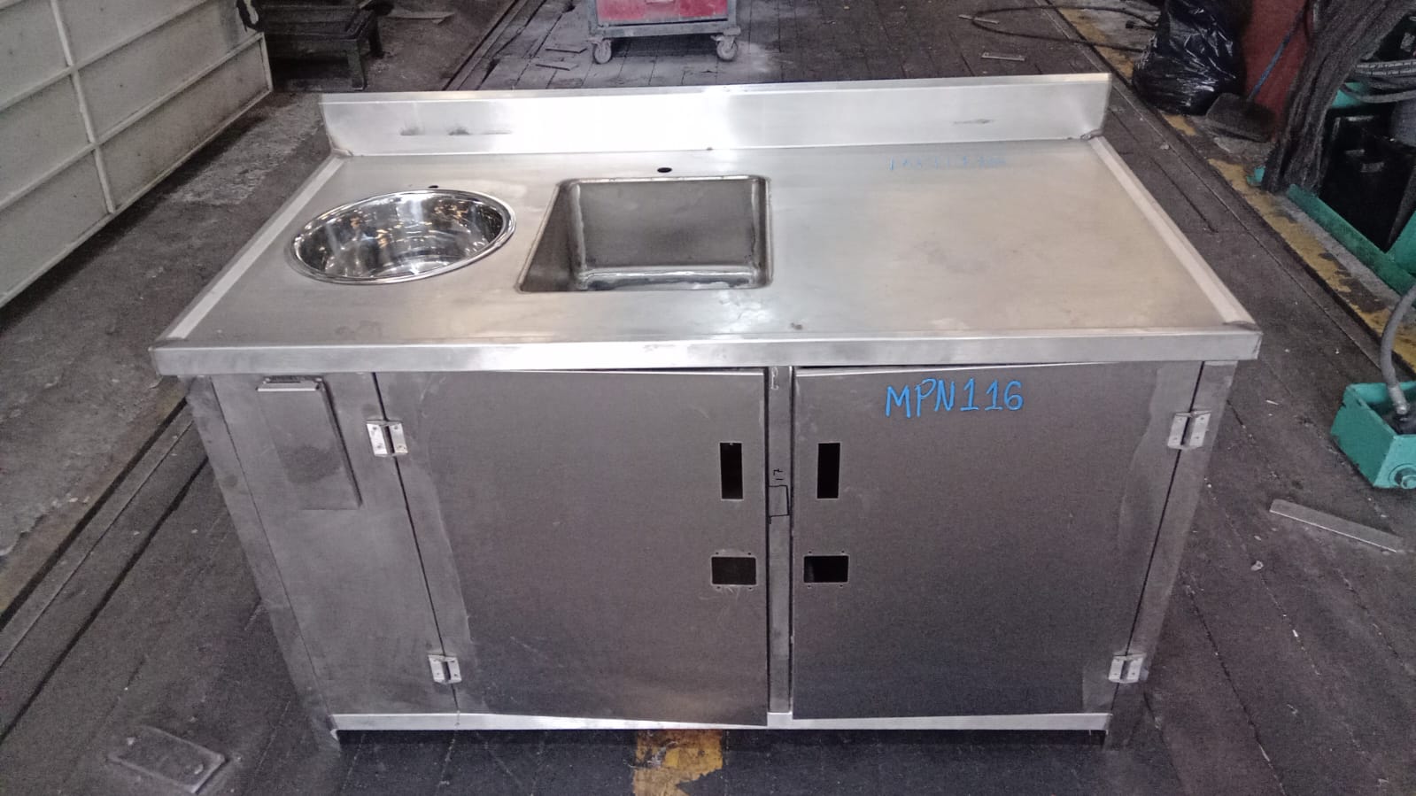 Pia com gabinete de inox